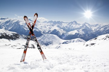 Skier und Bergpanorama