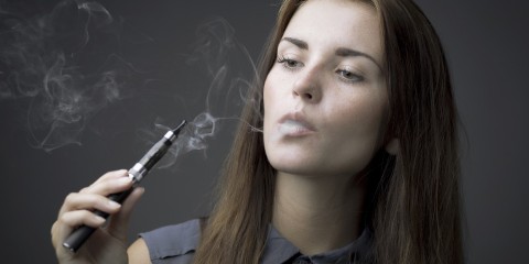 elegante Frau mit E-Zigarette